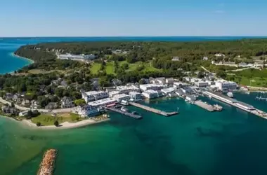 La Isla Mackinac: Un Santuario sin Vehículos Motorizados, Donde los Caballos Son Reyes