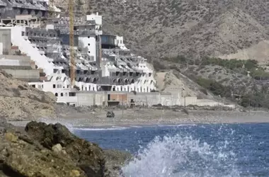Controversia en El Algarrobico: Ecologistas Denuncian Posibles Ilegalidades en la Licencia del Hotel