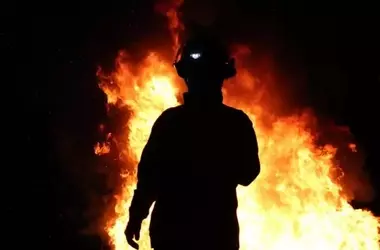 Vientos Incesantes Impiden Extinción de Incendios Forestales en Cádiz y Galicia