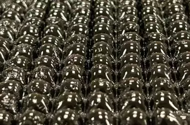 Innovación del MIT: Un "Material de Vida" para Combatir la Escasez de Agua Potable