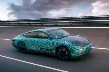 Pintura Solar Revolucionaria de Mercedes-Benz: La Innovación Alemana que Transforma Vehículos en 'Plantas'