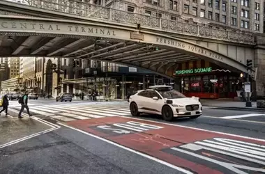Waymo Desafía a Tesla en la Carrera por el Coche Autónomo en Nueva York