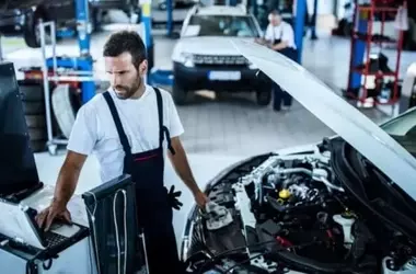 Vehículos Eléctricos vs. Combustión: ¿Cuál es el Campeón Sostenible?
