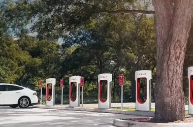 Dominio de Tesla en la Infraestructura de Carga de Vehículos Eléctricos: Un Análisis Global