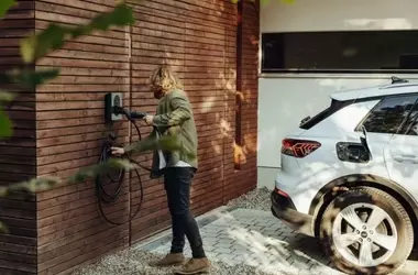 Auge Sostenido: El Mercado Español de Vehículos Electrificados en Agosto de 2025