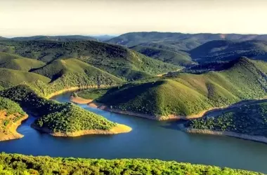 Conflicto en Monfragüe: Organizaciones Ambientales Desafían Legalmente el Nuevo Plan de Gestión por Permitir la Caza