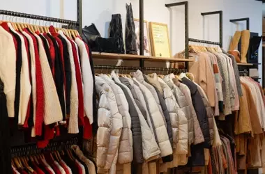 Moda re- impulsa la sostenibilidad textil con una tienda efímera en Cáceres