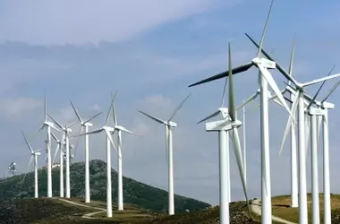 España Lidera en Renovables, Pero el Deterioro Ambiental Persiste