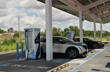 Vehículos Eléctricos Aceleran, Pero No Superan a Combustibles Fósiles en España