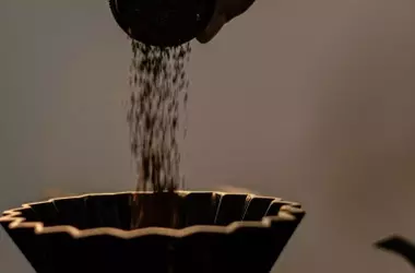 Científicos transforman posos de café en hormigón resistente, abordando la gestión de residuos y la demanda de arena