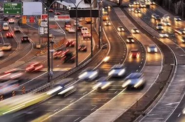Los españoles eligen el coche a pesar de su conciencia climática, aunque el vehículo eléctrico gana terreno