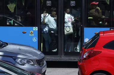 El Coche Mantiene Su Reinado en la Movilidad Española Durante 2025, Salvo en Áreas Urbanas y Entre la Población Joven