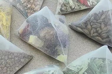 Bolsitas de té: Fuente insospechada de microplásticos en tu taza