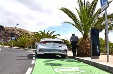 La Frustrante Realidad de la Recarga de Vehículos Eléctricos en Carreteras Españolas: Una Red en Crecimiento, pero Deficiente