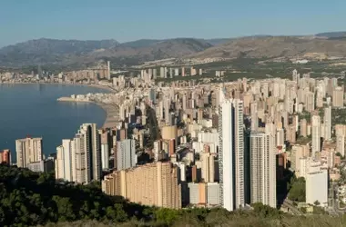 Conflicto por Extensiones Costeras: Debate Político y Ambiental