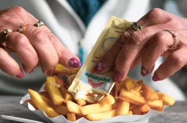 La hostelería se adapta a la prohibición de plásticos monodosis en 2030, con restricciones PFAS a partir de 2026