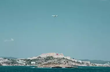 La Ampliación del Aeropuerto de Ibiza Genera Fuerte Oposición Ecologista por Impacto Ambiental