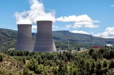 Cientos de activistas se manifiestan en el MITECO por el cierre de las centrales nucleares en España