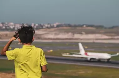 La Ampliación de Aeropuertos en España: Un Vuelo Turbulento entre la Economía y el Clima