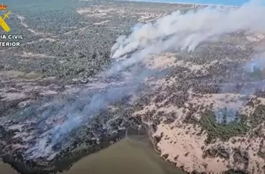 Un Vasto Operativo Aéreo y Terrestre se Despliega para Contener Incendio en el Parque Nacional de Doñana