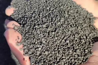 Barcelona revoluciona el asfalto: un proyecto pionero reducirá drásticamente las emisiones de CO2 con residuos de olivo y madera