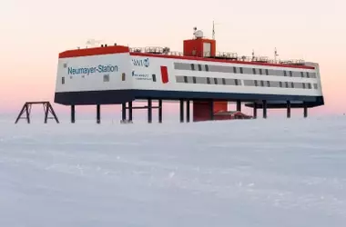 Iceberg Antártico Transporta Combustible y Residuos: Un Incidente que Resalta los Riesgos Ambientales de la Investigación Polar