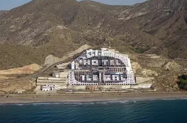 El futuro incierto del Hotel El Algarrobico: ¿Demolición o símbolo de un conflicto persistente?