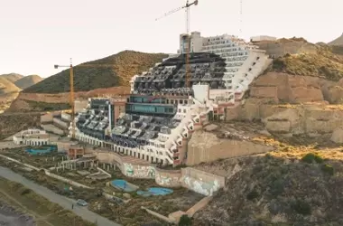 El Regreso Judicial de El Algarrobico Desencadena un Conflicto Político