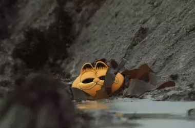 Revelan el Misterio de los Teléfonos Garfield y la Contaminación Marina en Bretaña a Través de un Nuevo Documental