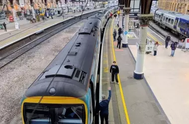 La Ola de Calor Extrema Amenaza el Transporte Ferroviario Británico