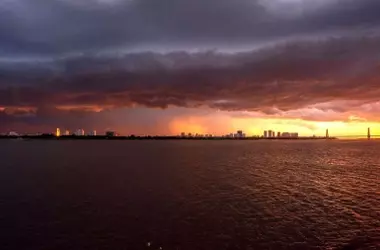 España ante un Lunes de Clima Extremo: Fuertes Tormentas y Temperaturas Elevadas