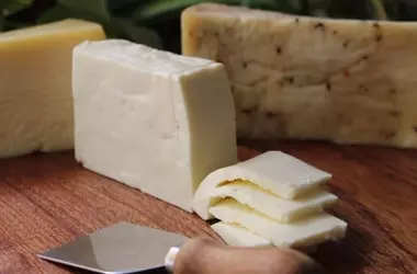 Diferenciaci￳n Infalible: Identificando Productos Lácteos de Ovejas de Pastoreo