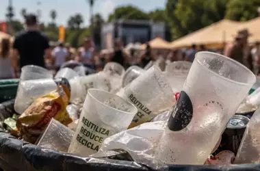 Vasos Reutilizables en Eventos: ﾿Solución o Farsa para el Bolsillo?