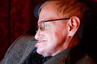 Stephen Hawking: El Legado de una Mente Inquebrantable que Transformó Nuestra Comprensión del Universo