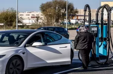 Los vehículos eléctricos superan a los diésel en ventas en España en una proporción de cinco a uno