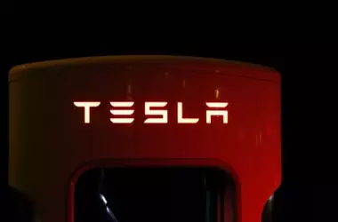 El revolucionario Cybercab de Tesla: Un robotaxi autónomo sin precedentes que desafía a la competencia
