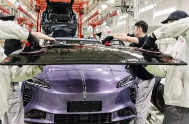 Un fabricante chino revoluciona el coche eléctrico con un techo solar de perovskita que añade autonomía diaria