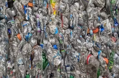 Directivas europeas: el futuro del plástico reciclado en envases de bebidas