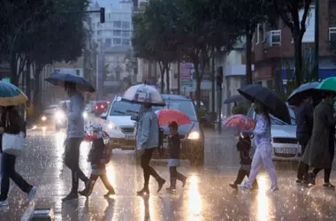 Pronóstico del Tiempo: Lluvias Intensas y Tormentas Azotarán España este Lunes
