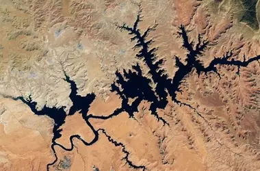 La crisis hídrica en el lago Powell: Un análisis exhaustivo del descenso histórico y sus repercusiones