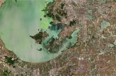 Innovador tratamiento con nanoburbujas y ozono combate cianobacterias en el Lago Taihu, China
