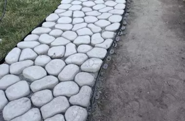 Creación de un sendero de jardín sostenible con adoquines de cemento reciclado