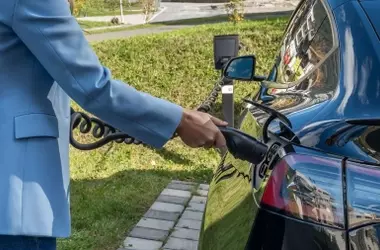 Impulso gubernamental a la movilidad eléctrica: ocho nuevas estaciones de recarga ultrarrápida en España