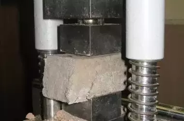 Innovación en Construcción Sostenible: Ladrillos de Tierra Reforzados con Lana de Oveja y Alginato