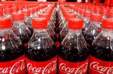 Empresas líderes ajustan mensajes de reciclaje en botellas plásticas